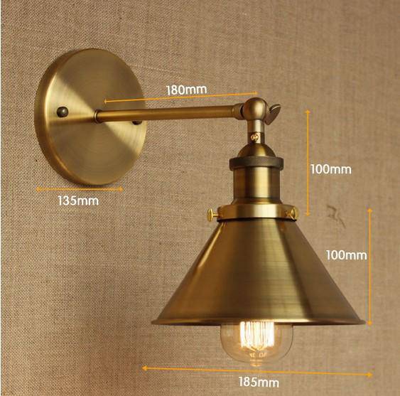 Antica lampada da parete dorata in stile rame industriale