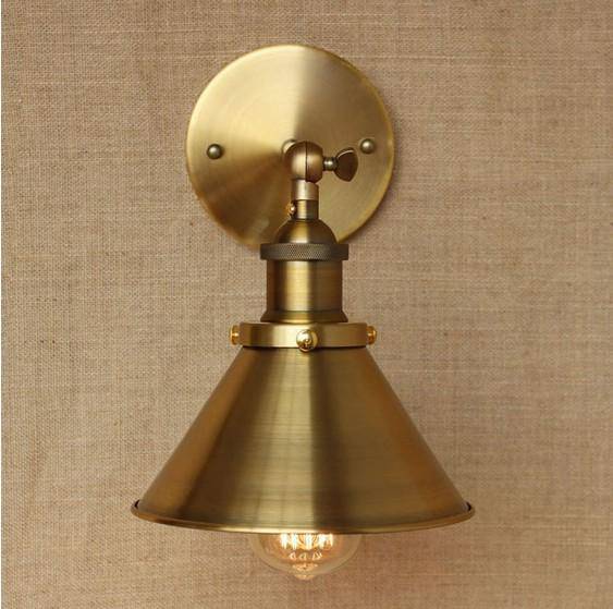 Antica lampada da parete dorata in stile rame industriale